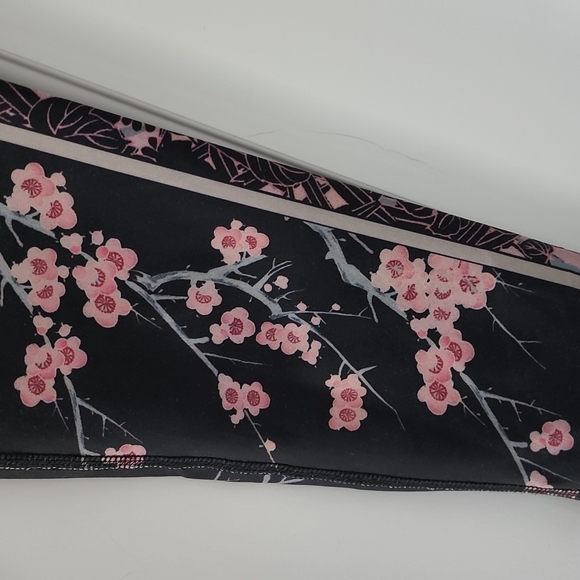 Evolution and Creation gray pink floral print workout/yoga capri legging! - Picture 6 of 8